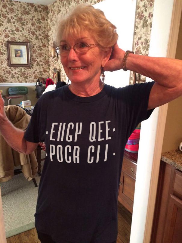 У футболки этой женщины есть один неприличный секрет неприличный секрет футболка