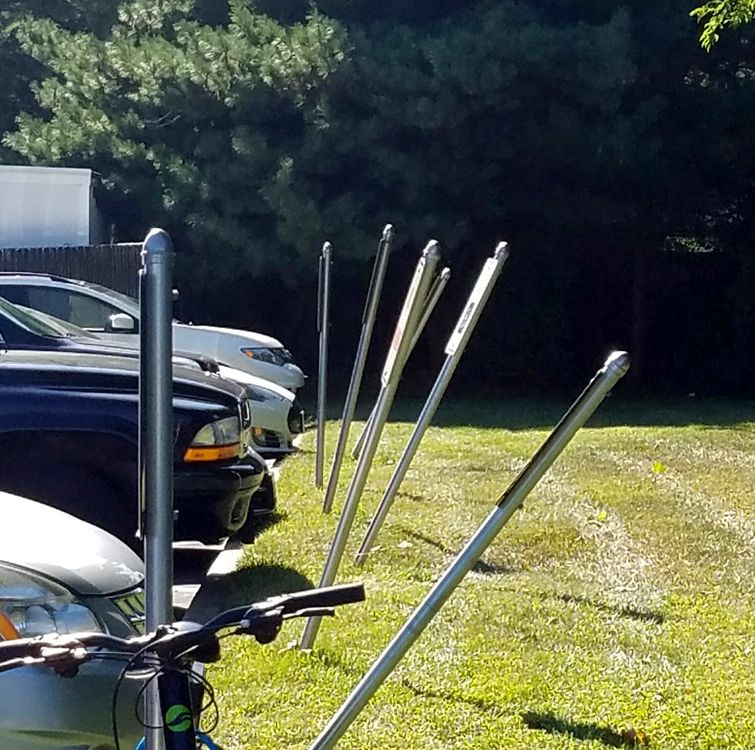 Фото парковки центра лазерной коррекции зрения, каждый знак на парковке отогнут назад