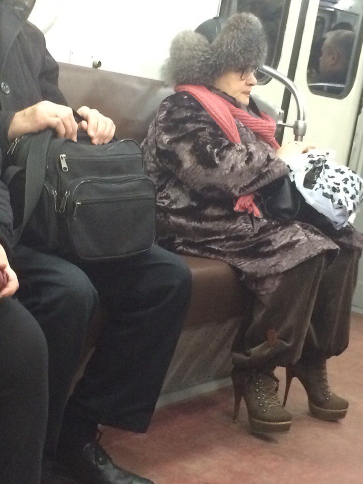 19 странных модников, которых можно встретить в российском метро мода петербургского метро, мода метро, модники в транспорте, странные пассажиры метро