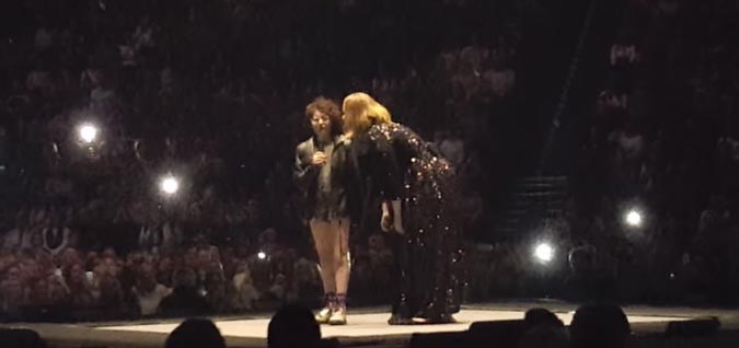 Адель спела с больной девочкой на сцене, Адель пригласила девочку на сцену, Адель спела с девочкой концерт