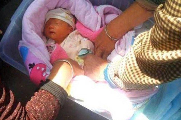 Самая прекрасная мама: женщина накормила грудью ребенка, брошенного на улице накормила брошенного ребёнка грудью, накормила грудью брошенного ребёнка, в Китае на улице бросили ребёнка