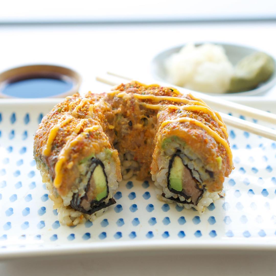 Суши в виде пончиков — забавный пищевой тренд, заставляющий взглянуть на японскую кухню по-новому Суши в виде пончиков, суши-пончики