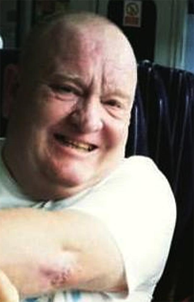 набрал номер нацарапанный на двери туалета, Марк Эллис, Mark Ellis, набрал номер написанный в туалете