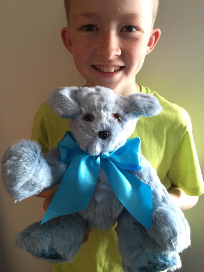 12-летний мальчик научился шить, чтобы сделать более 800 игрушек для больных детей 12-летний мальчик шьёт для больных детей, мальчик шьёт игрушки детям, Кэмпбелл Римесс