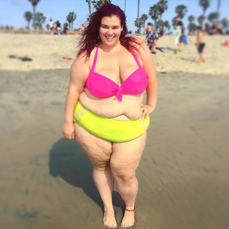 Крупная женщина надела бикини на пляж