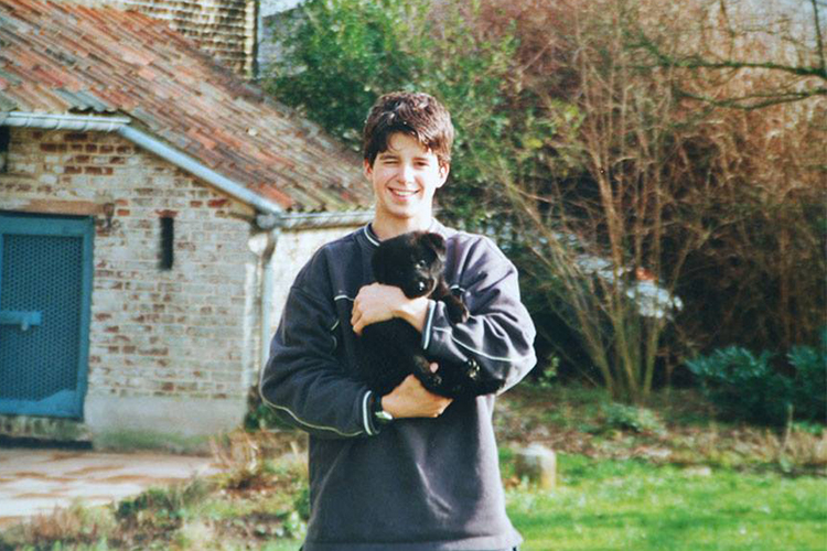 Парень воссоздал старое фото со своей собакой, Гордон Делакруа