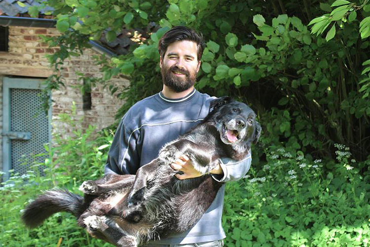 Парень воссоздал старое фото со своей собакой, Гордон Делакруа
