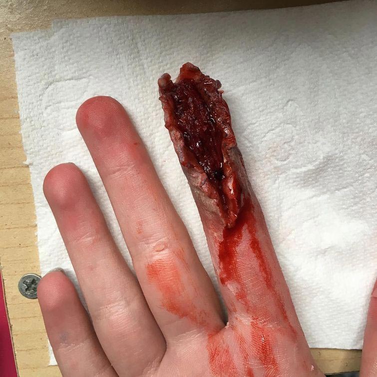 Тиффани Бейз, Tiffany Baze, пугающий грим, девушка создает страшный грим