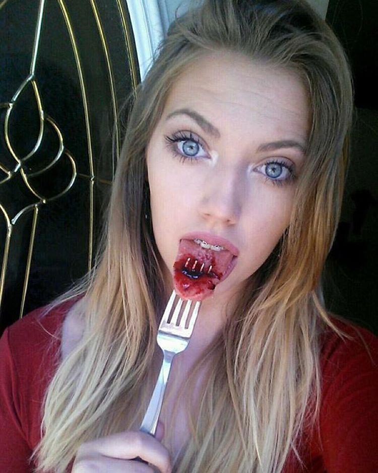 Тиффани Бейз, Tiffany Baze, пугающий грим, девушка создает страшный грим