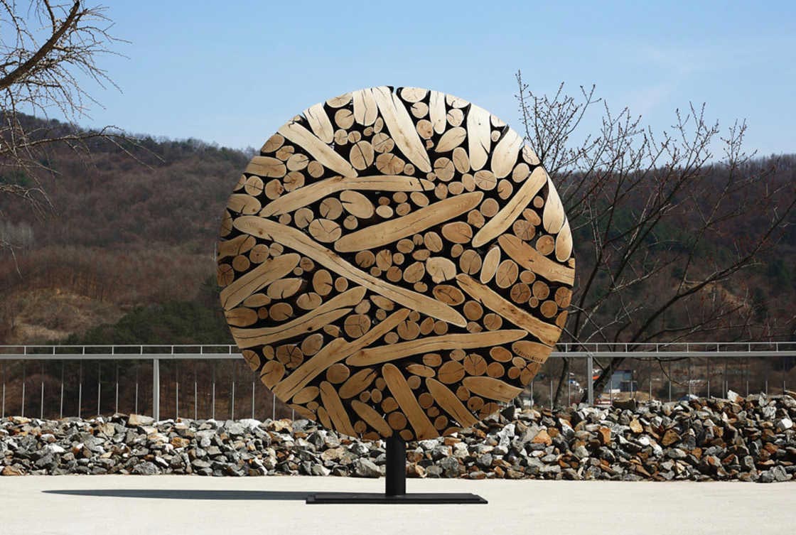 Ли Чжэ-Хайо, Lee Jae-Hyo, скульптуры их брёвен, удовлетворяющие деревянные скульптуры