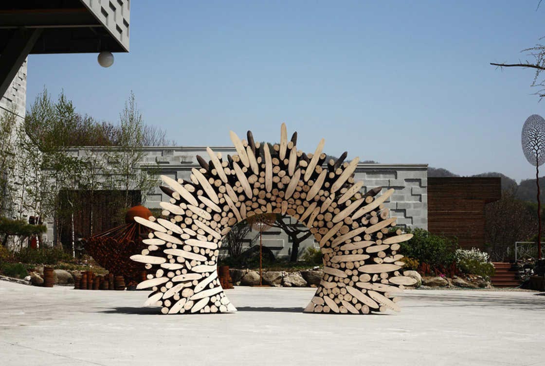 Ли Чжэ-Хайо, Lee Jae-Hyo, скульптуры их брёвен, удовлетворяющие деревянные скульптуры