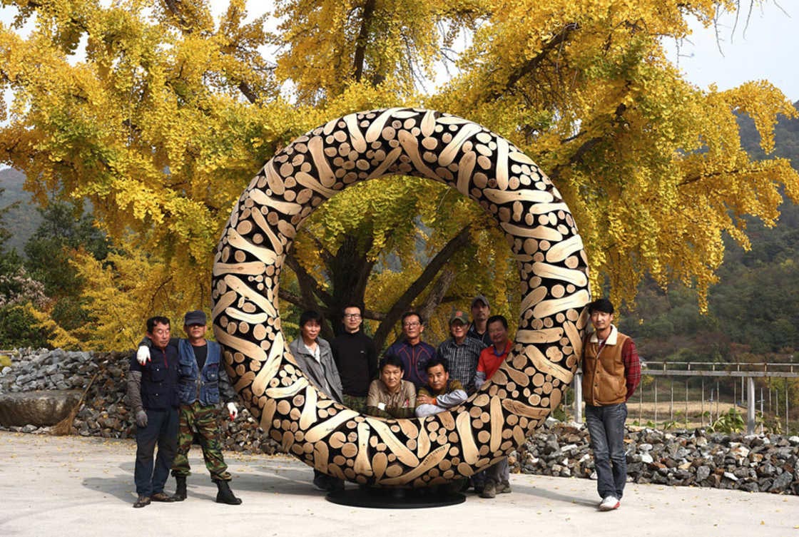 Ли Чжэ-Хайо, Lee Jae-Hyo, скульптуры их брёвен, удовлетворяющие деревянные скульптуры