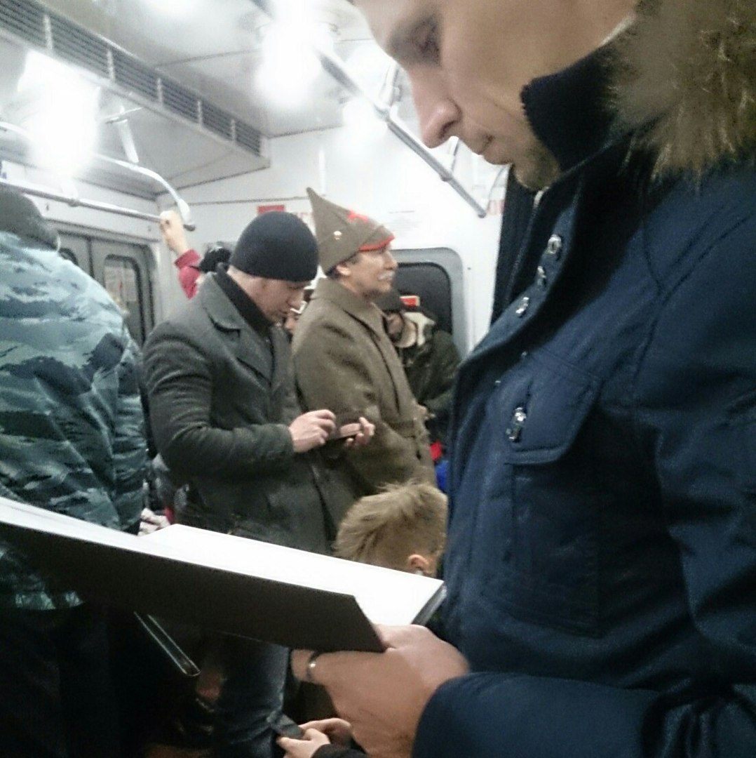 мода петербургского метро, мода метро, модники в транспорте, странные пассажиры метро 