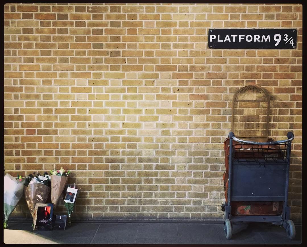 мемориал Алану Рикману, мемориал на платформе 9 3/4, мемориал Алану Рикману поклонники Гарри Поттера