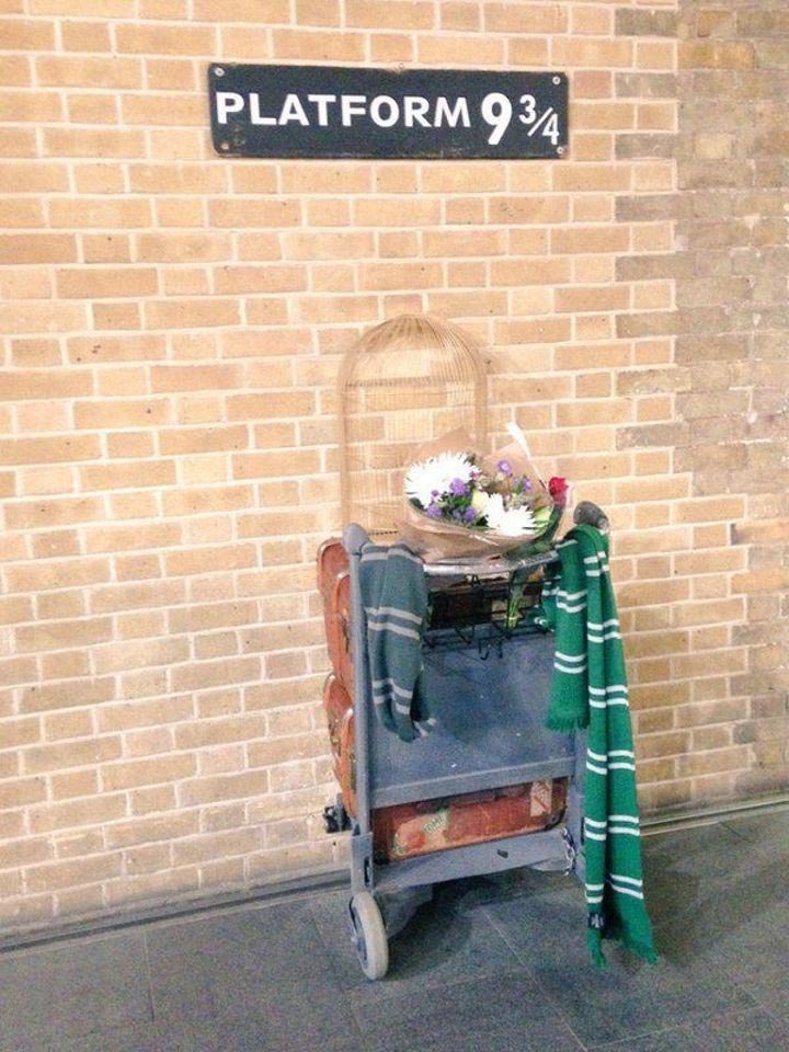 мемориал Алану Рикману, мемориал на платформе 9 3/4, мемориал Алану Рикману поклонники Гарри Поттера