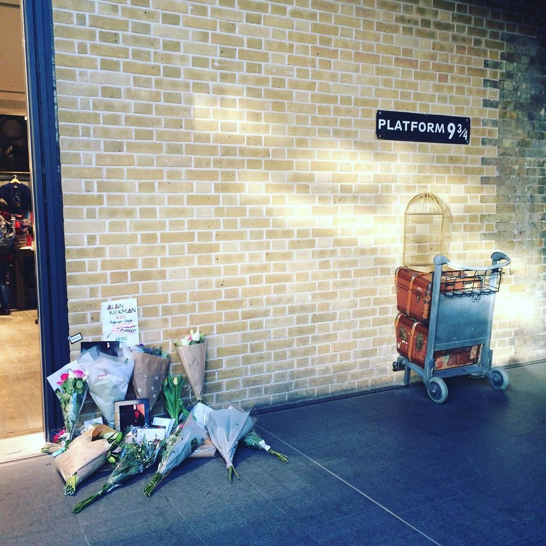 мемориал Алану Рикману, мемориал на платформе 9 3/4, мемориал Алану Рикману поклонники Гарри Поттера