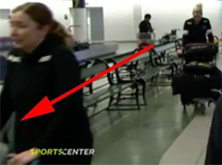 женщина исчезла из кадра в прямом эфире, женщина исчезла из кадра за долю секунды