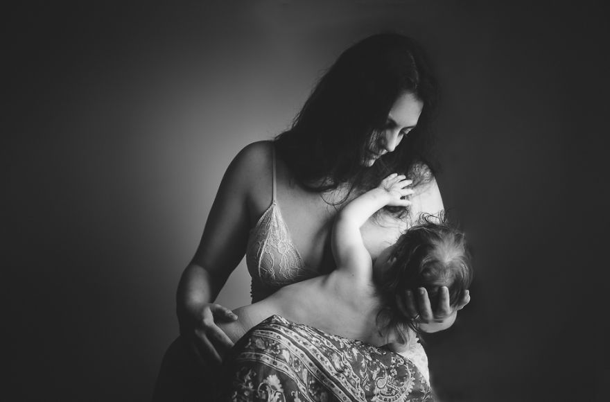 Хочу потрогать маму. Фотосессия грудного вскармливания. Кормление грудью. Грудное вскармливание красивые. Красивое кормление грудью.