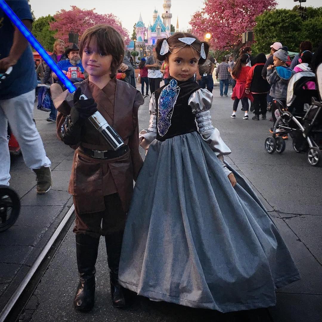 шьёт костюмы диснеевских принцесс, папа создает для дочерей костюмы принцесс