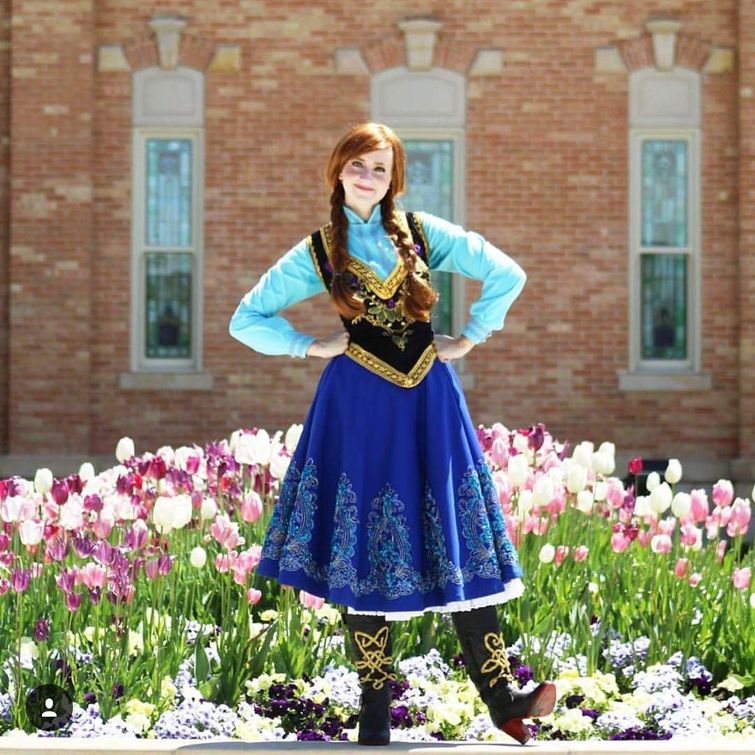 шьёт костюмы диснеевских принцесс, папа создает для дочерей костюмы принцесс