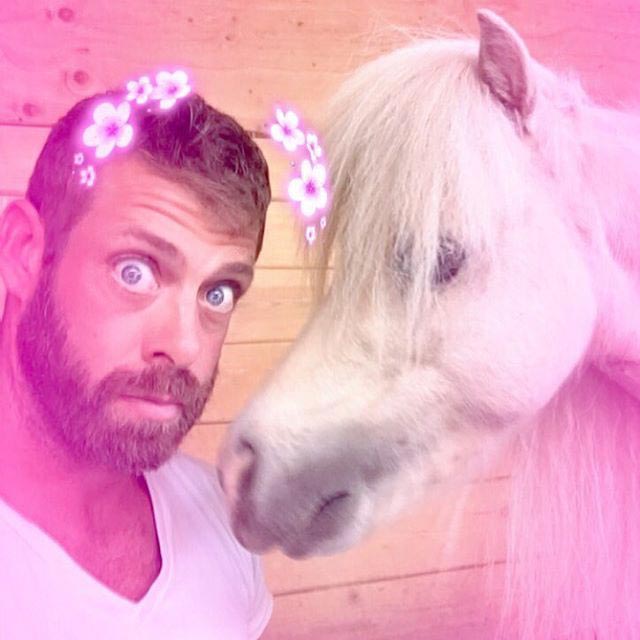 Этот парень исполнил танец из клипа певицы Сии вместе со своим пони, и это чертовски забавно танец парня вместе с пони, пони танец Сия, Джейк Нодар, Jake Nodar