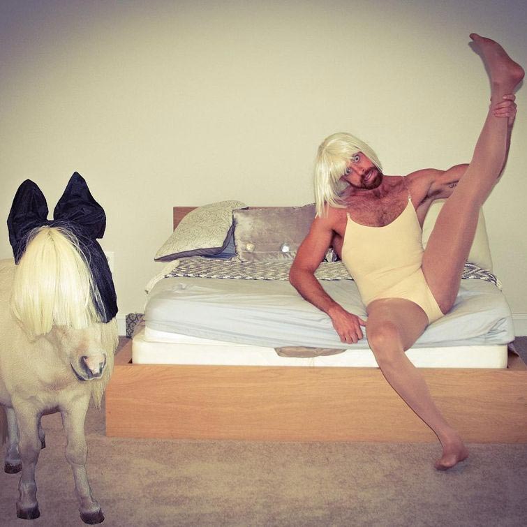 Этот парень исполнил танец из клипа певицы Сии вместе со своим пони, и это чертовски забавно танец парня вместе с пони, пони танец Сия, Джейк Нодар, Jake Nodar