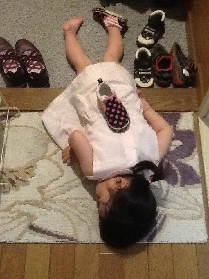 дети спят в смешных позах, дети заснули в неожиданных местах