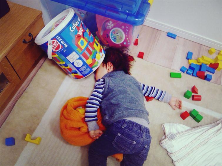 дети спят в смешных позах, дети заснули в неожиданных местах