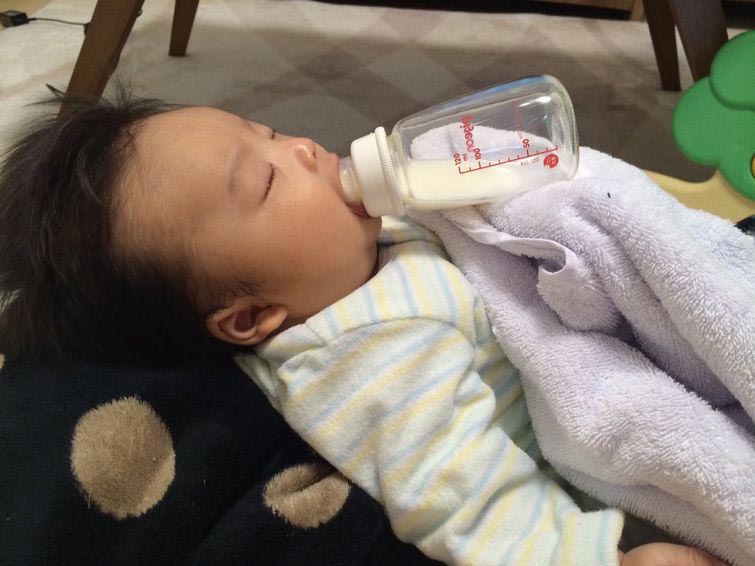 дети спят в смешных позах, дети заснули в неожиданных местах