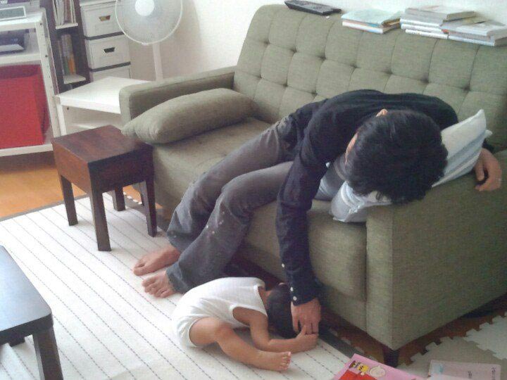 дети спят в смешных позах, дети заснули в неожиданных местах