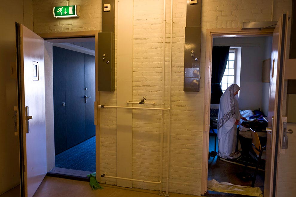 голландские тюрьмы убежища для беженцев, тюрьмы в дома для беженцев, тюрьмы в Нидерландах для беженцев