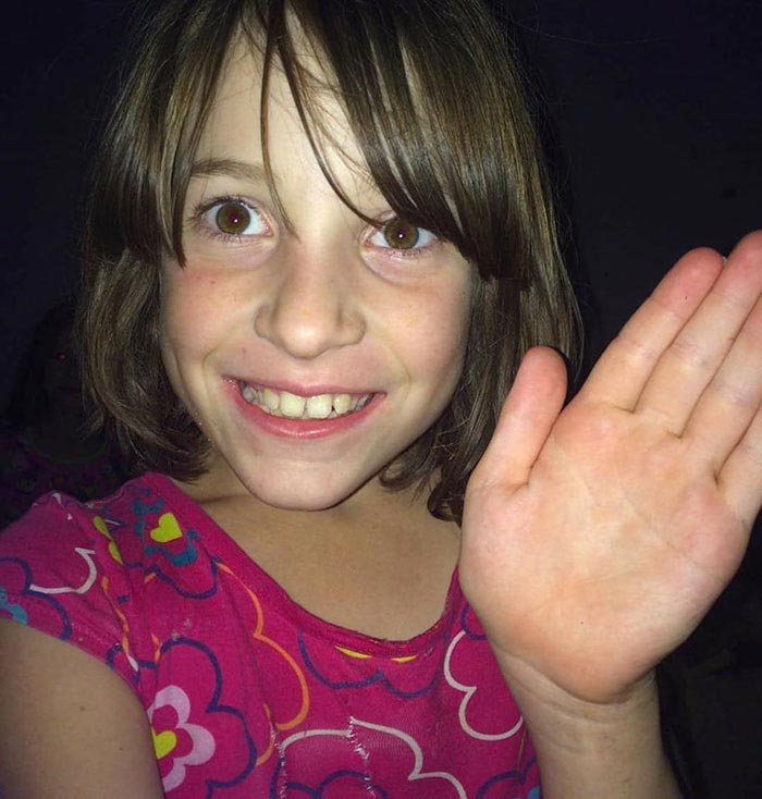 девочка с аутизмом одержима футболкой, розовая футболка с цветочками