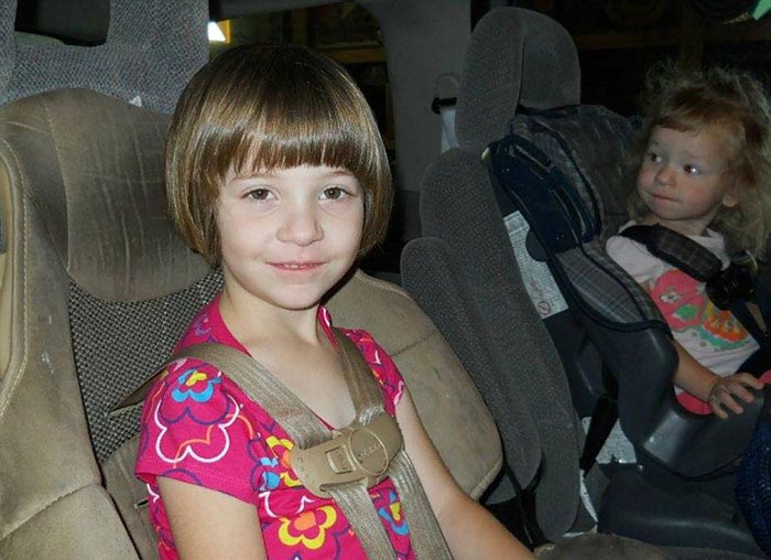 девочка с аутизмом одержима футболкой, розовая футболка с цветочками