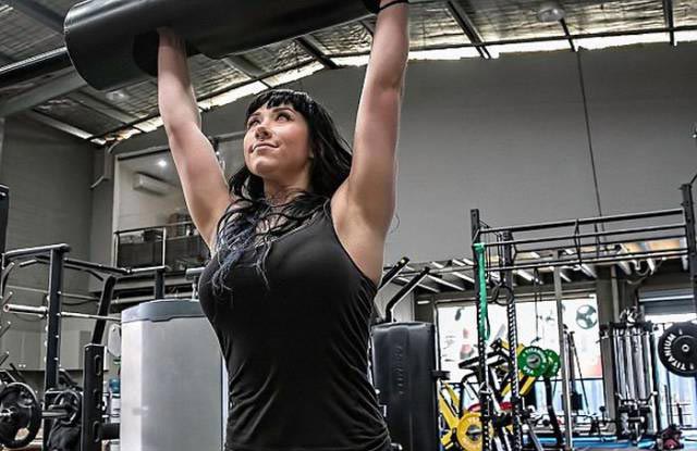 Девушка решила бороться с анорексией при помощи тяжёлой атлетики и её результат вас удивит победила анорексию, Софи Гажник, Sophie Gajnik, до и после анорексии, поборола анорексию тяжёлая атлетика