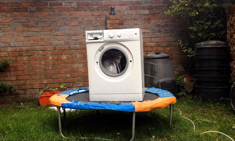 стиральная машина на батуте, стиральная машина с кирпичом на батуте