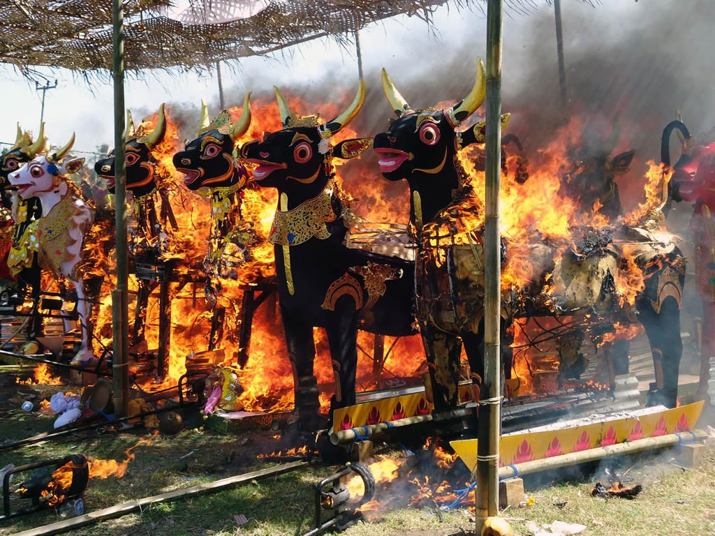 7 самых странных и пугающих похоронных обрядов мира странные похоронные обряды, пугающие похоронные традиции