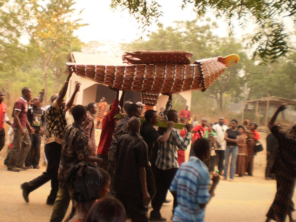 Необычные прощания. Похороны танцы с гробами в Гане. Республика гана похоронные традиции. Погребальные обряды в Африке.