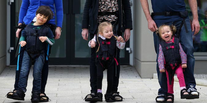 Мама придумала гениальное изобретение, позволяющее ей гулять со своим парализованным сыном Upsee, изобретение гулять с парализованными детьми, изобретение для парализованных детей