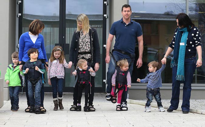 Мама придумала гениальное изобретение, позволяющее ей гулять со своим парализованным сыном Upsee, изобретение гулять с парализованными детьми, изобретение для парализованных детей