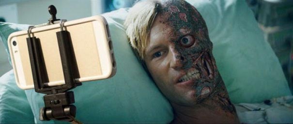 заменил оружие на селфи-палки, оружие на селфи-палки в сценах фильмов, оружие на селфи-палки в руках персонажей