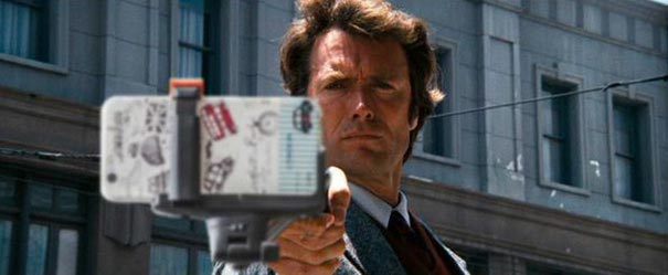 заменил оружие на селфи-палки, оружие на селфи-палки в сценах фильмов, оружие на селфи-палки в руках персонажей