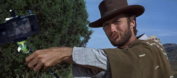 заменил оружие на селфи-палки, оружие на селфи-палки в сценах фильмов, оружие на селфи-палки в руках персонажей