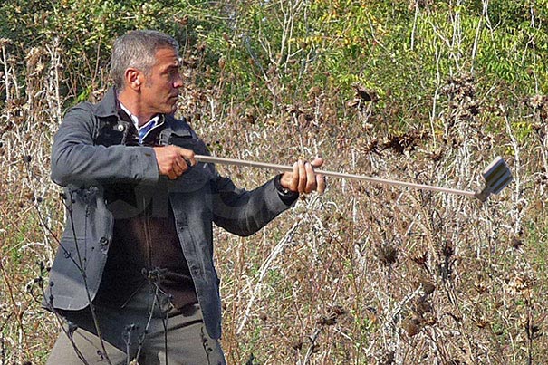 заменил оружие на селфи-палки, оружие на селфи-палки в сценах фильмов, оружие на селфи-палки в руках персонажей