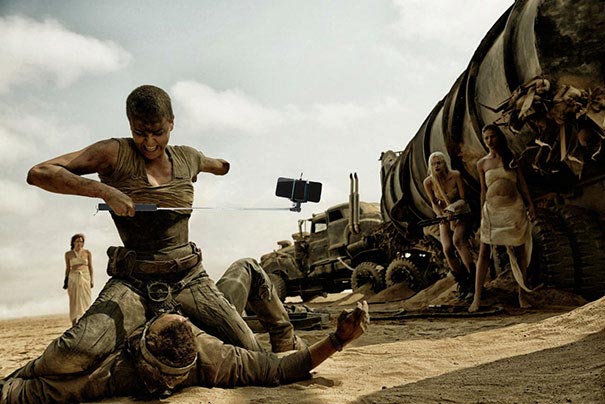 заменил оружие на селфи-палки, оружие на селфи-палки в сценах фильмов, оружие на селфи-палки в руках персонажей