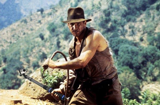 заменил оружие на селфи-палки, оружие на селфи-палки в сценах фильмов, оружие на селфи-палки в руках персонажей