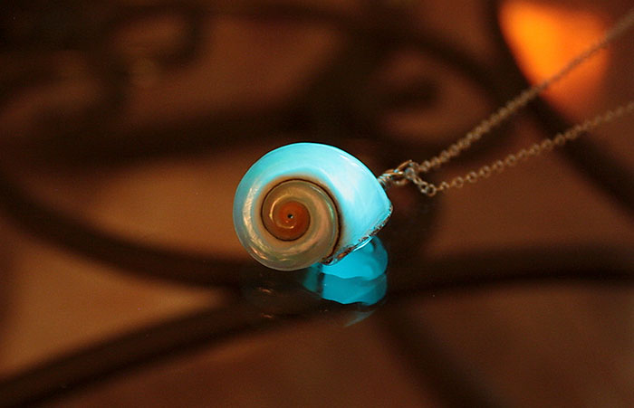 Украшения светящиеся в темноте, Ричард Манон