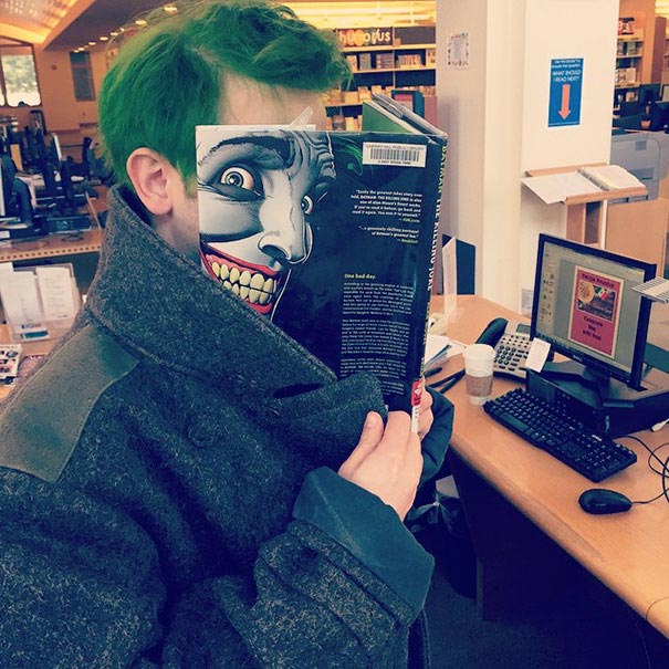 Книжные иллюзии или когда обложки книг стали продолжением реальности Книжные иллюзии, обложки книг продолжение реальности, подставляют обложки книг к частям тела