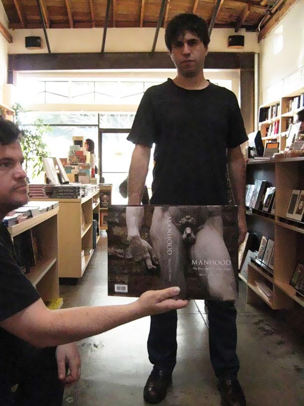 Книжные иллюзии или когда обложки книг стали продолжением реальности Книжные иллюзии, обложки книг продолжение реальности, подставляют обложки книг к частям тела