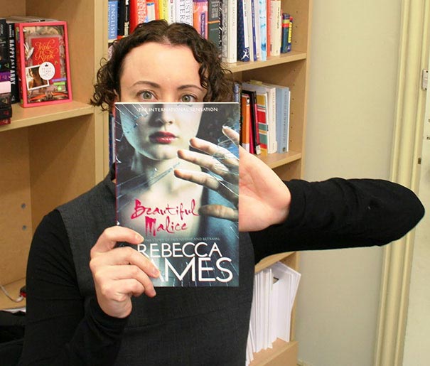 Книжные иллюзии или когда обложки книг стали продолжением реальности Книжные иллюзии, обложки книг продолжение реальности, подставляют обложки книг к частям тела