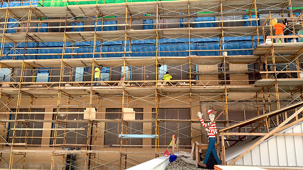 Строитель прячет фигуру Уолли напротив детской больницы, Джейсон Хейни